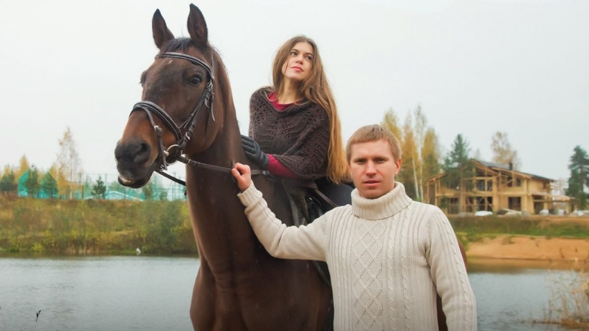 Magnetic and non-magnetic tool holders on a farrier apron