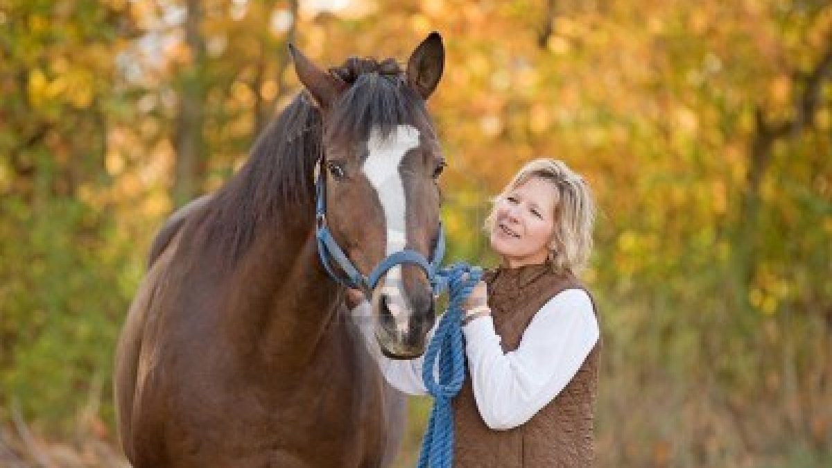 Tribute to legendary horseman with his horse